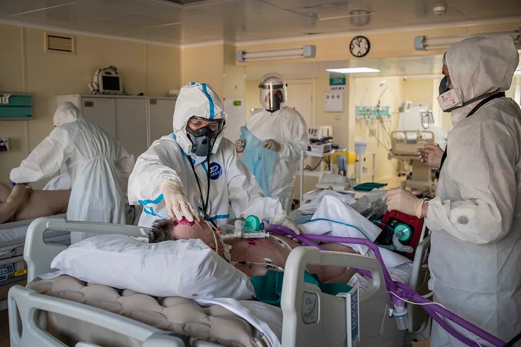 ОРИТ-3. Пациента подключают к ИВЛ. Фото: Юрий Козырев / «Новая газета»