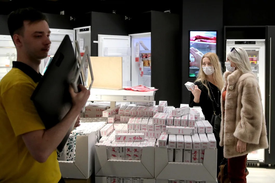 Посетительницы магазина ИКЕА в Химках. Фото: Сергей Бобылев / ТАСС