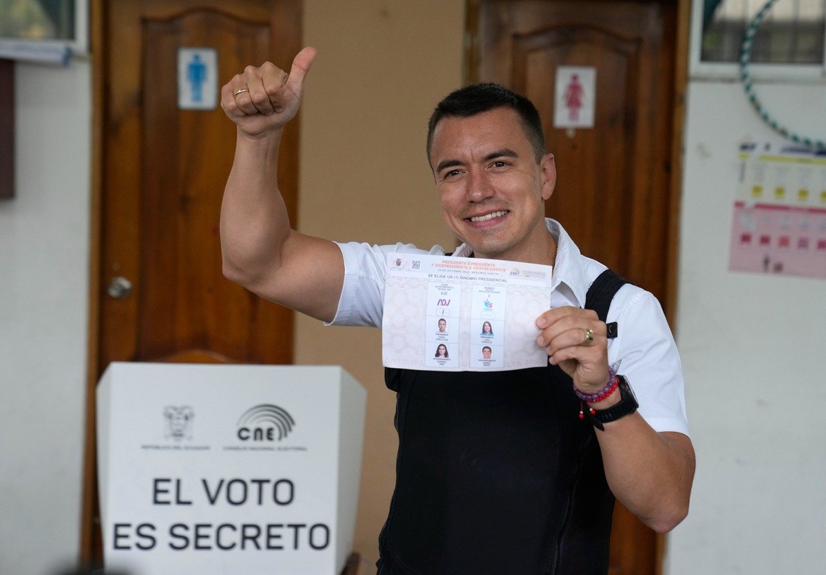 Кандидат в президенты Эквадора Даниэль Нобоа проголосовал во втором туре досрочных президентских выборов, 15 октября 2023 г. Фото: AP / TASS