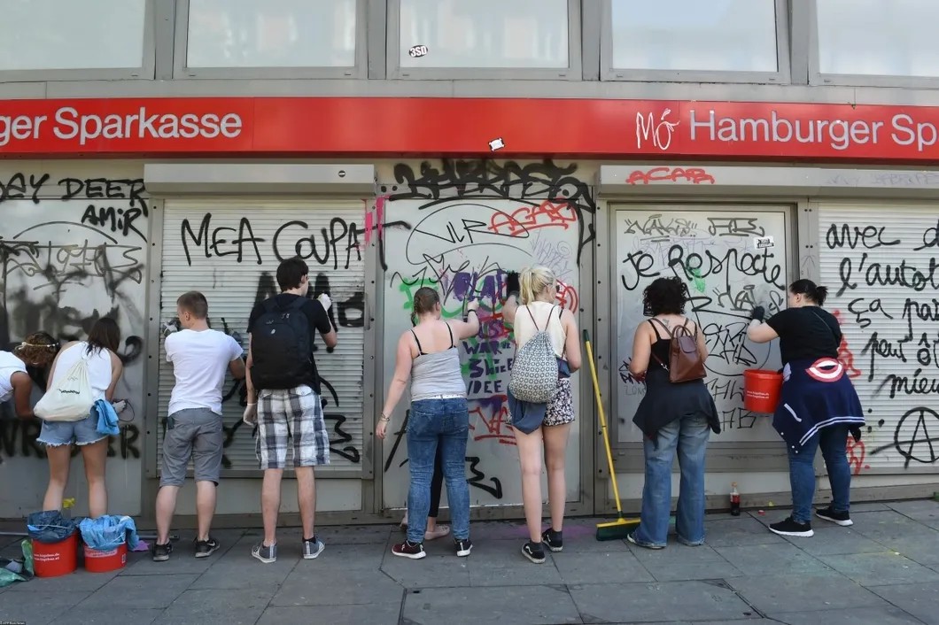 Жители Гамбурга вышли на «воскресник» после беспорядков на улице во время саммита G20. Уборочные средства бесплатно раздавали в магазинах. Фото: AFP/EAST NEWS