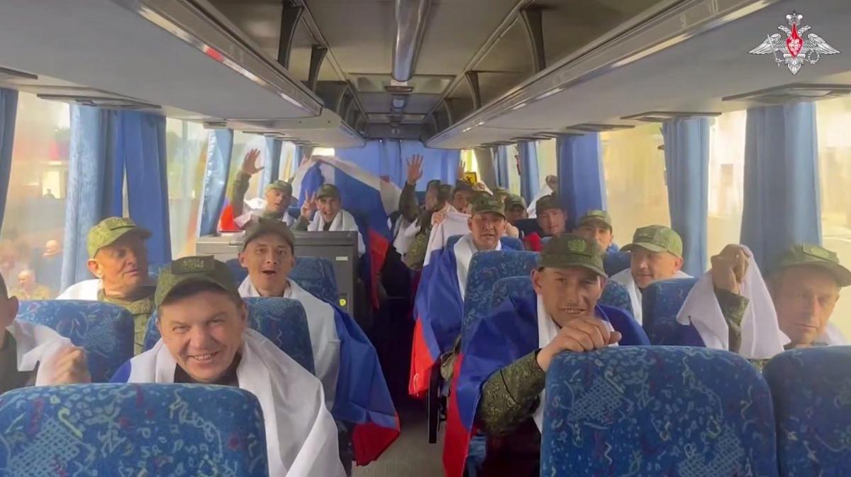 Российские военнослужащие, освобожденные из украинского плена. Кадр: Минобороны РФ
