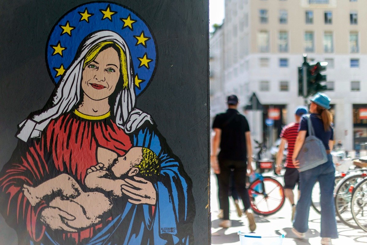 Мурал «Санта Джорджия» с изображением Джорджи Мелони появился в центре Милана после победы ее партии на выборах в Европарламент. Фото: AP / TASS