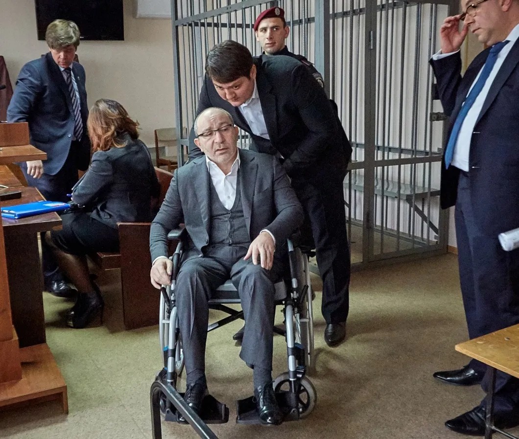 Геннадий Кернес в инвалидной коляске. Фото: РИА Новости