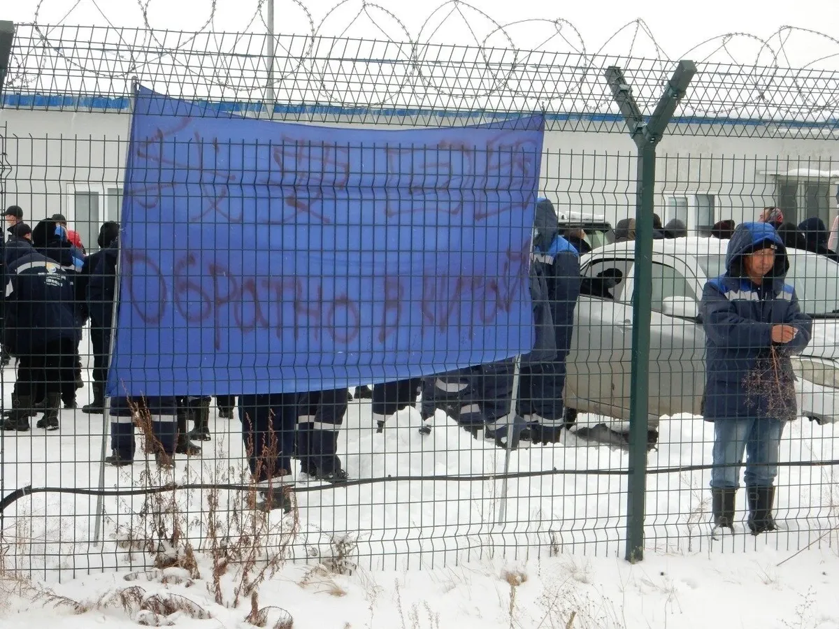 В Комсомольске-на-Амуре китайские рабочие вышли на очередную акцию с  требованием отпустить их на родину — Новая газета