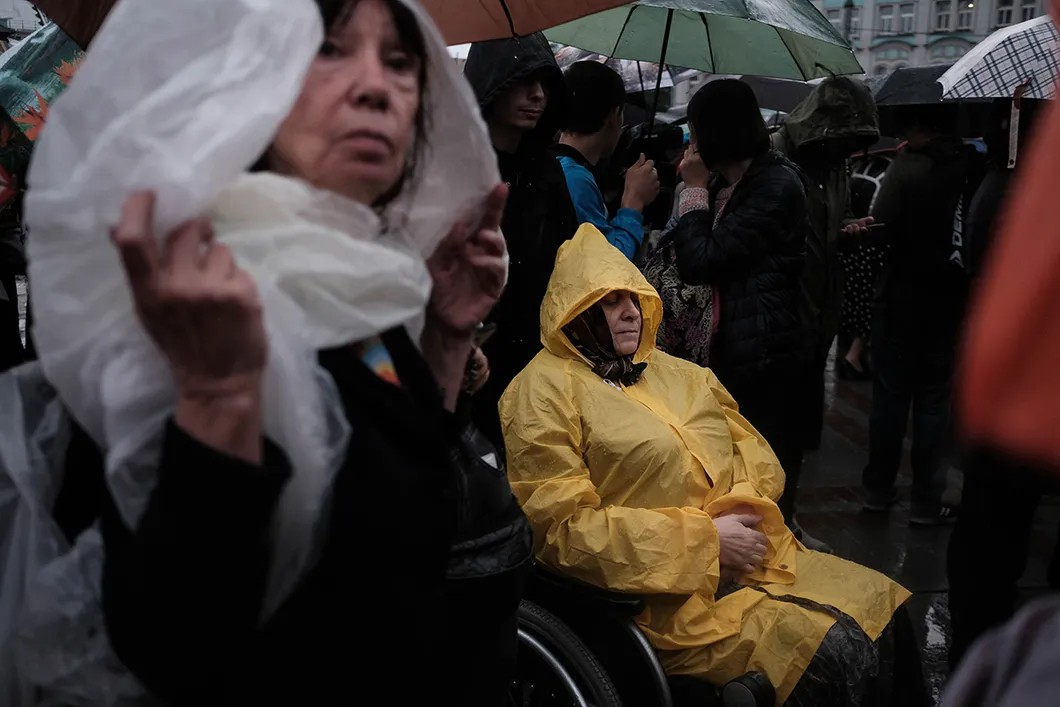Второй день протеста. Несмотря на проливной дождь на Трубной площади собралось около 500 человек. Эта цифра будет сохраняться все последующие дни. Фото: Антон Карлинер / специально для «Новой»