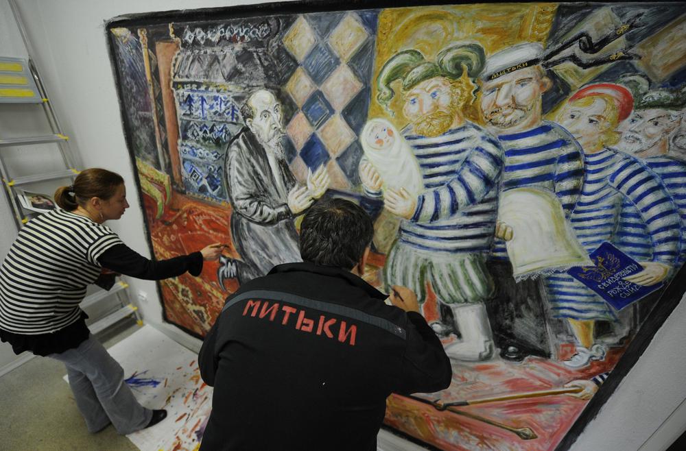 Во время работы над картиной "Митьки дарят Ивану Грозному нового сына". Фото: ИТАР-ТАСС/ Руслан Шамуков