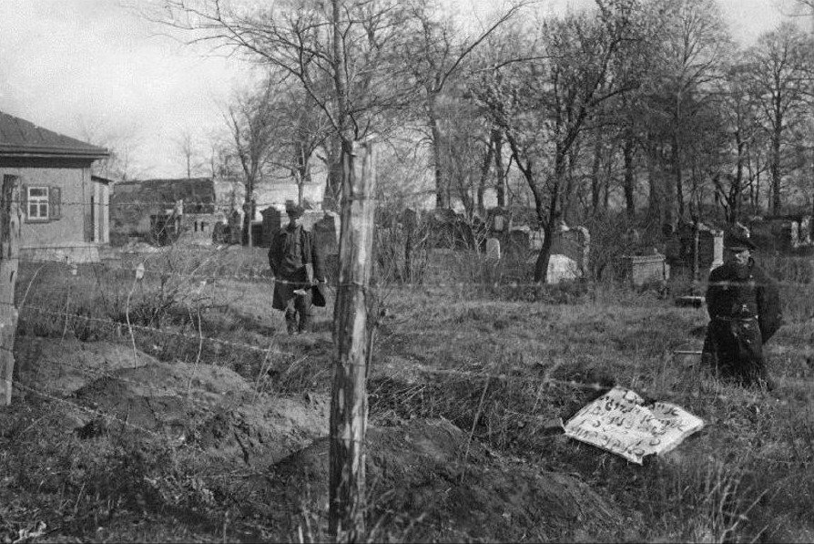 Могилы жертв погрома на еврейском кладбище. Архивное фото