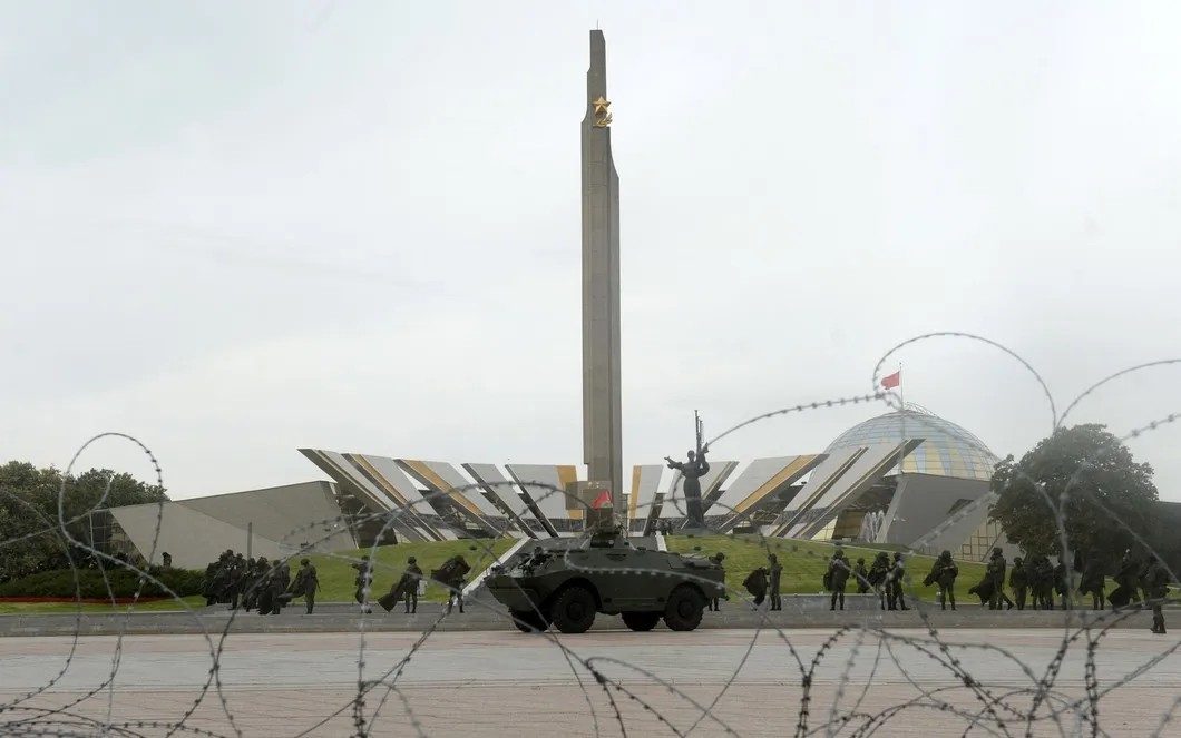 Белорусские полицейские проволокой охраняют памятник в Минске, Беларусь, 27 сентября 2020. Фото: ЕРА