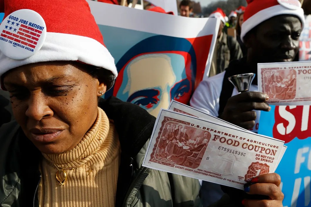 Митингующие с продуктовыми карточками в руках. США, 2013 г. Фото: Reuters