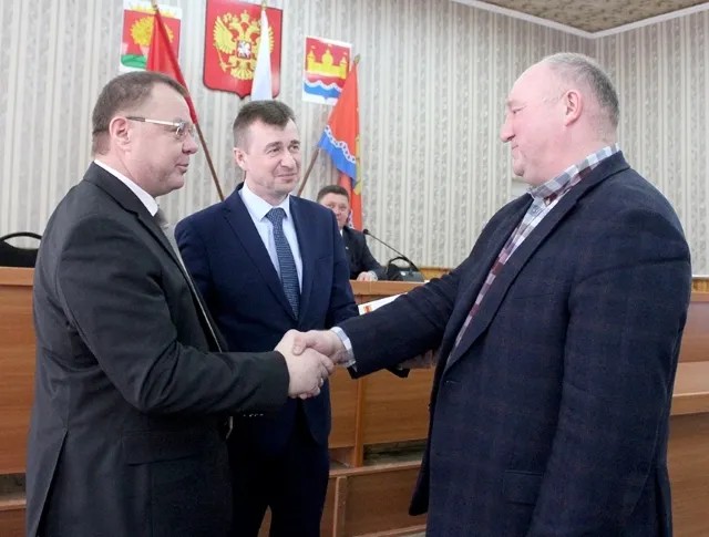 Депутаты поздравляют Валерия Маликова с 50-летием. Фото: admdobroe.ru