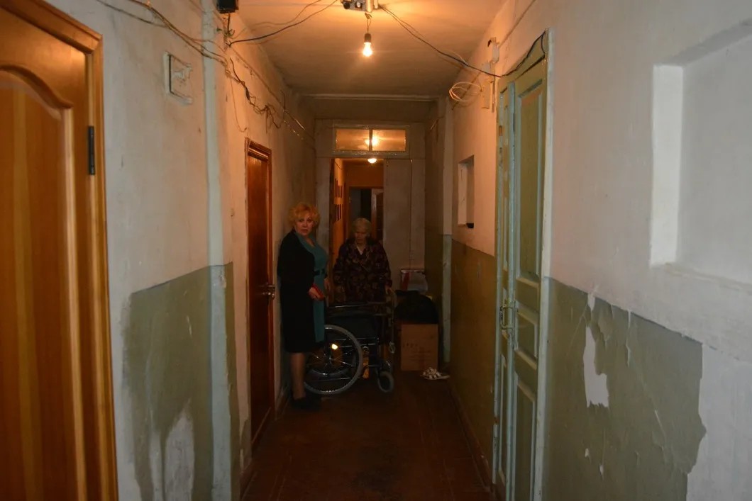 Тамара и Раиса Ивановна в коридоре барака. Фото: Иван Жилин / «Новая газета»