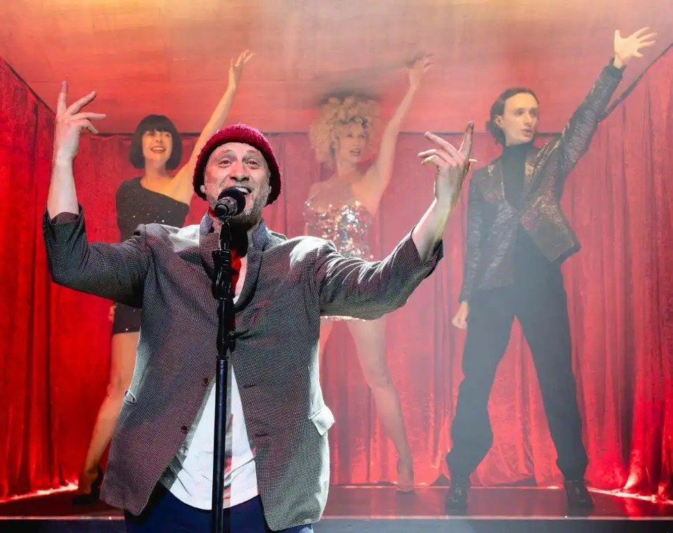 Сцена из спектакля «Преступление и наказание». Фото: gesher-theatre.co.il