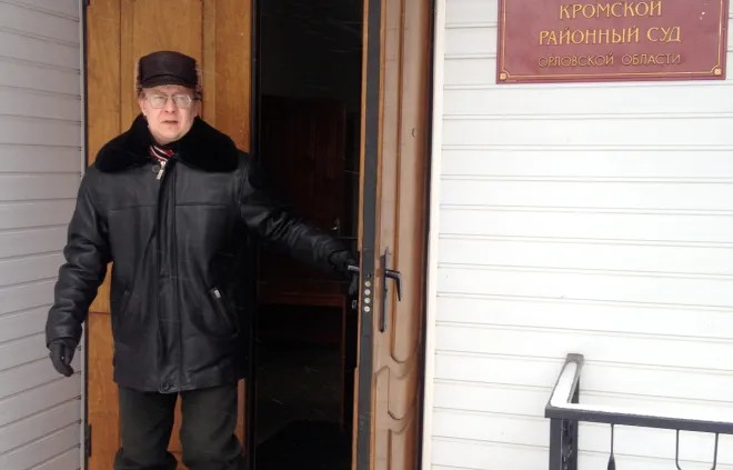 Бывшев у входа в здание суда. Фото: Иван Жилин / «Новая»