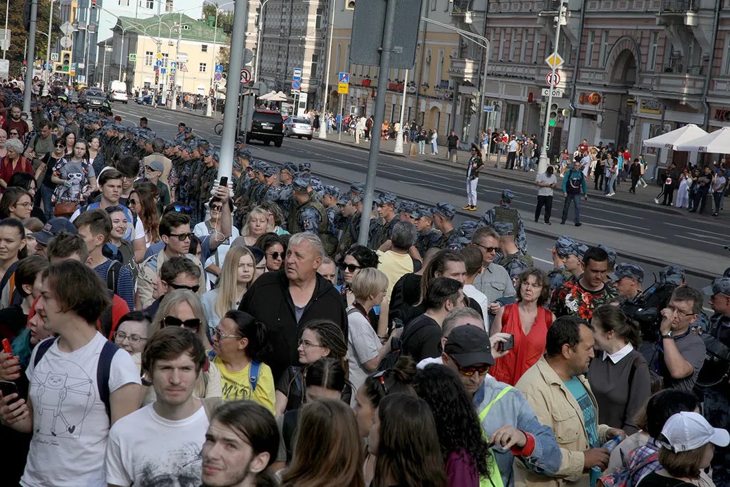 Шествие вдоль оцепления Росгвардии. Фото: Анна Артемьева / «Новая газета»