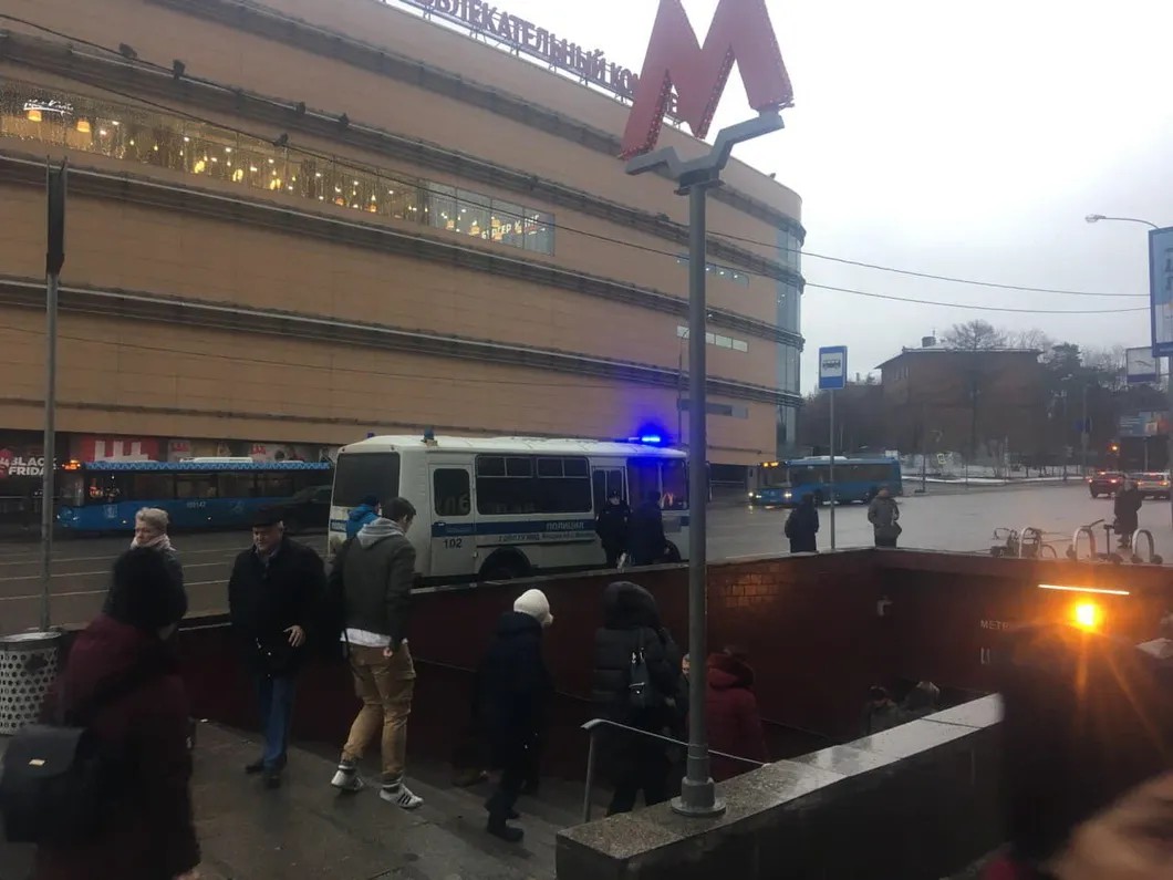 Полицейский автобус, ожидавший Данилу Конона у метро «Щукинская». Facebook.com