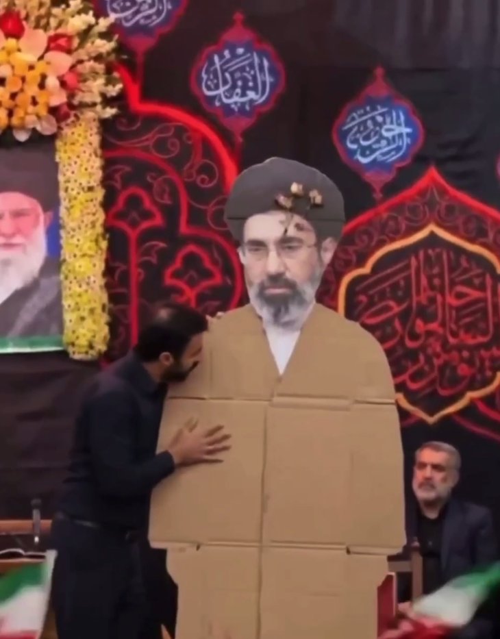 Кадр с одного из массовых митингов после избрания Хаменеи-младшего новым верховным лидером