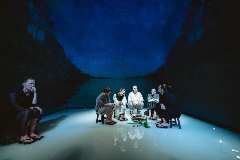 Сцена из спектакля «Хиросима». Фото: vnutri-space.ru