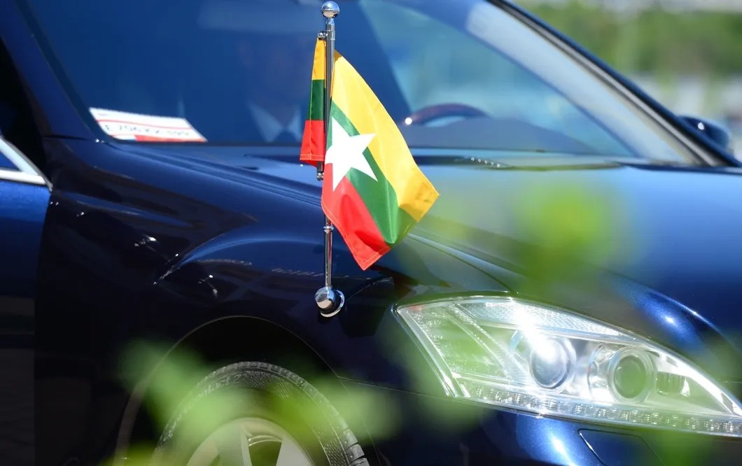 Флаг Мьянмы на дипломатическом автомобиле. Фото: РИА Новости
