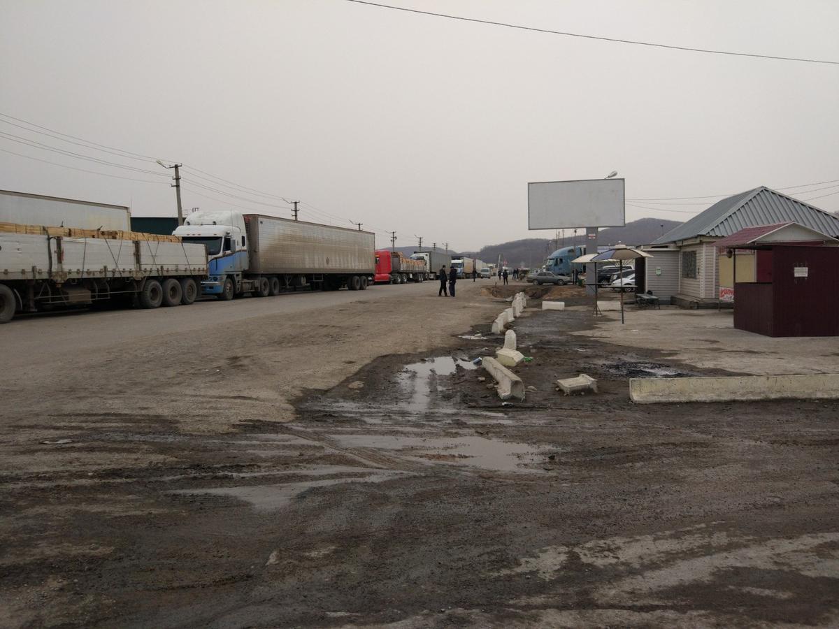 Очередь из грузовиком с лесом перед границей. Фото из архива И. Смолина