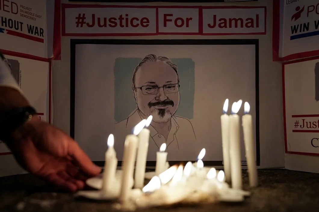 Свечи рядом с портретом убитого журналиста Джамаля Хашогги. Фото: Reuters