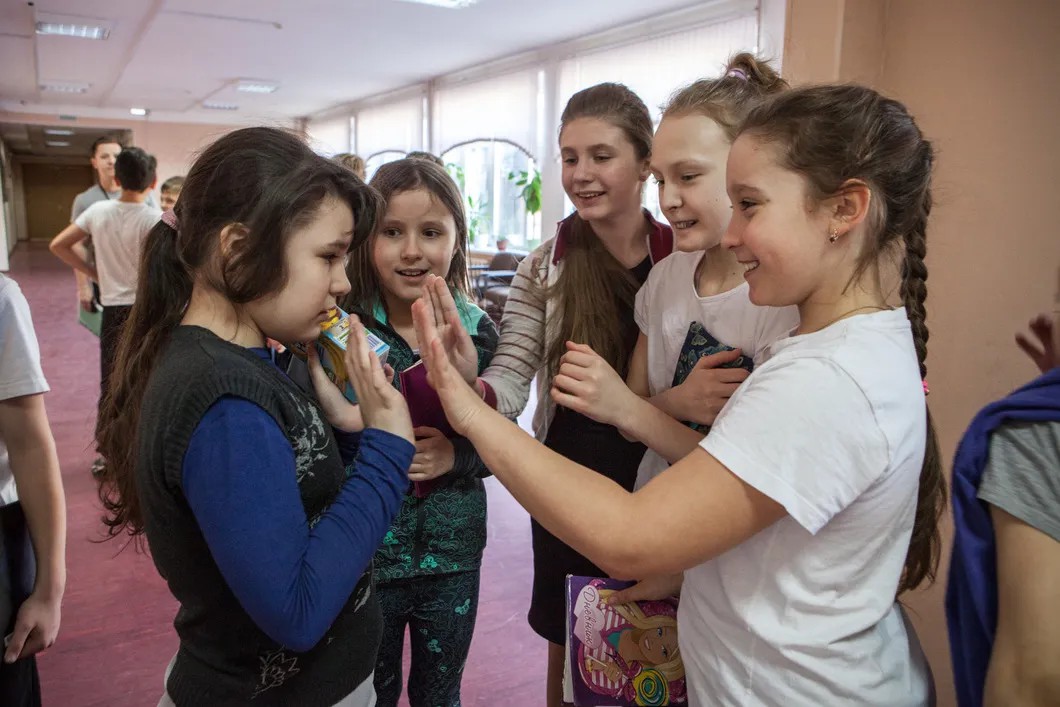 Ника играет с девочкам. Фото: Елена Лукьянова / «Новая в Петербурге»
