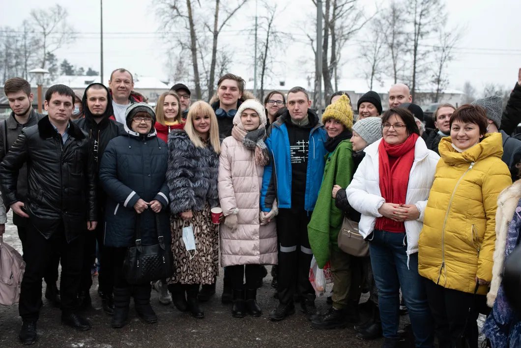 Группа поддержки Кости Котова (в центре), встретившая его после освобождения. Фото: Виктория Одиссонова / «Новая газета»