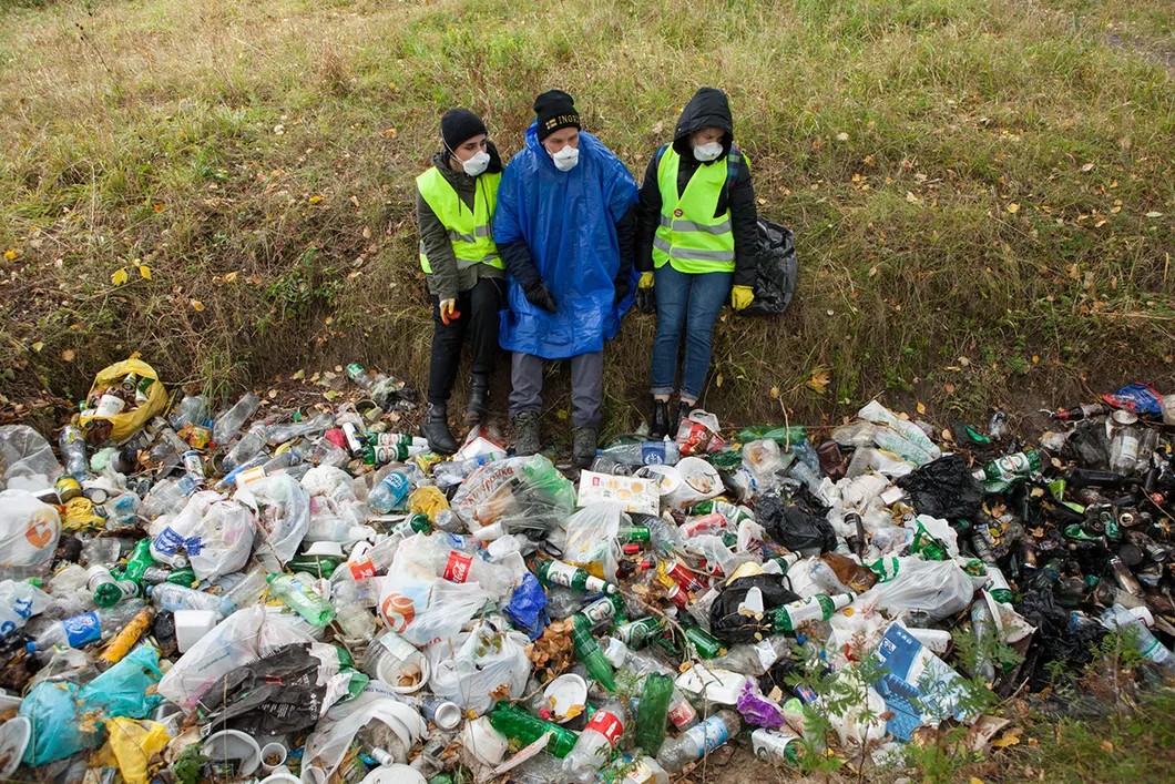 Активисты экобессрочки собирают мусор на Канонерском острове в Петербурге. Фото: Елена Лукьянова / «Новая»