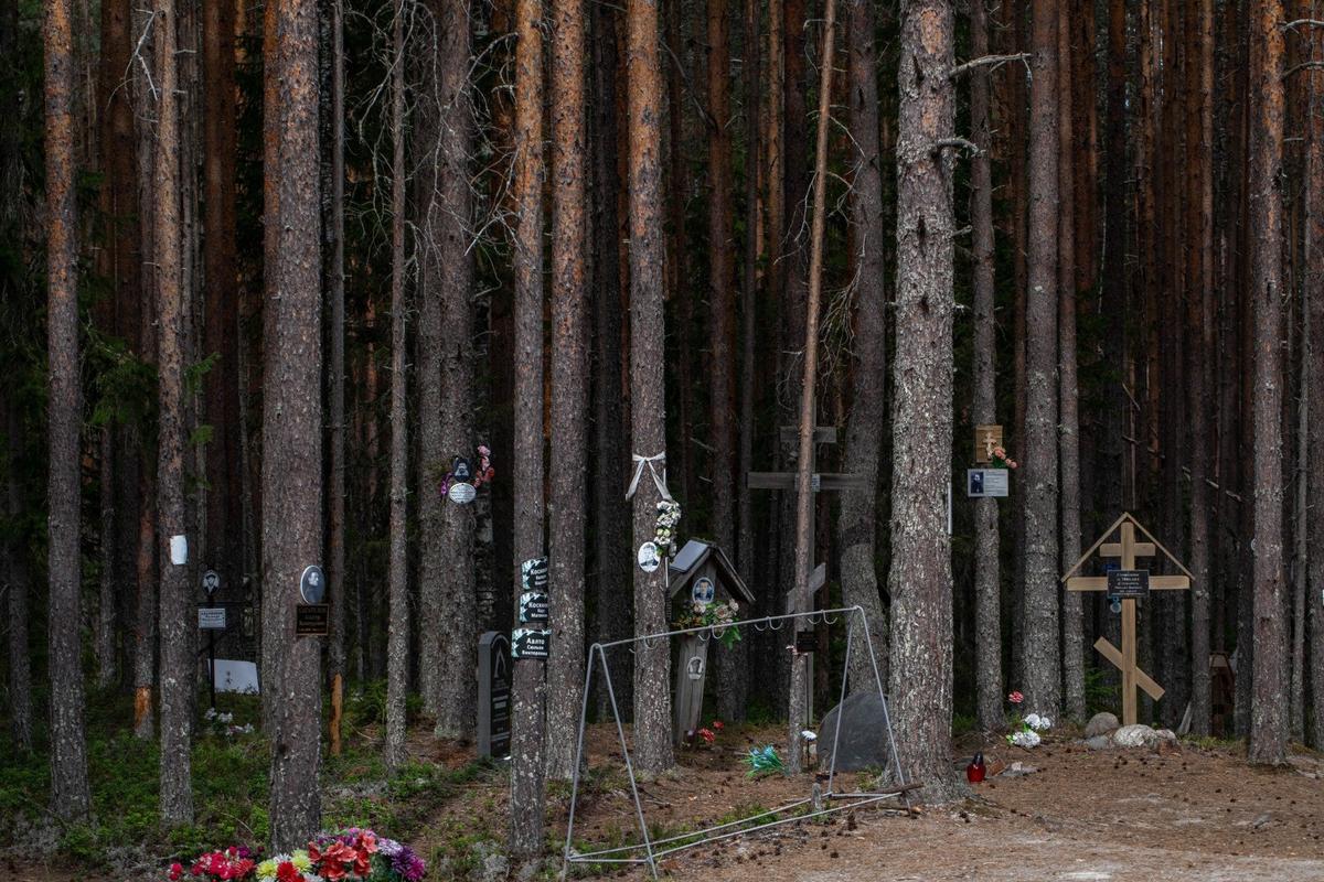 Урочище Сандармох — одно из самых массовых захоронений жертв Большого террора. Здесь обнаружили останки более 5 тысяч человек, расстрелянных НКВД в 1937-1939 годах. Фото: Алексей Душутин / «Новая газета»