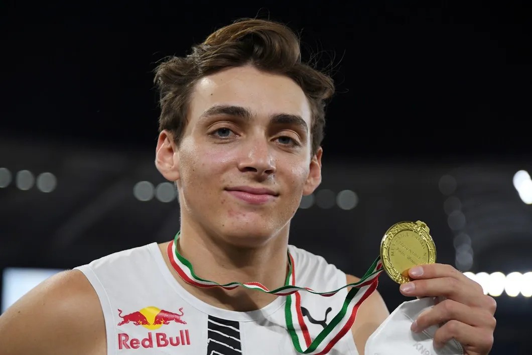 Арман Дюплантис с золотой медалью в Риме. 17 сентября 2020 года. Фото: Reuters