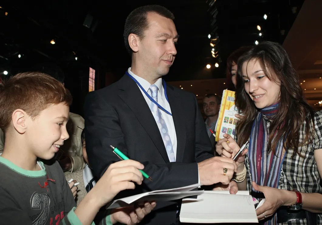 Шахматист Гата Камский раздает автографы болельщикам на открытии турнира претендентов на звание чемпиона мира по шахматам 2011 года. Фото: РИА Новости