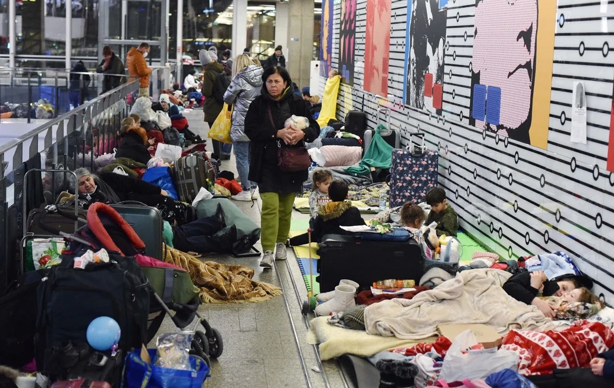 Беженцы из Украины на Центральном железнодорожном вокзале в Варшаве. Фото: Zuma \ TASS