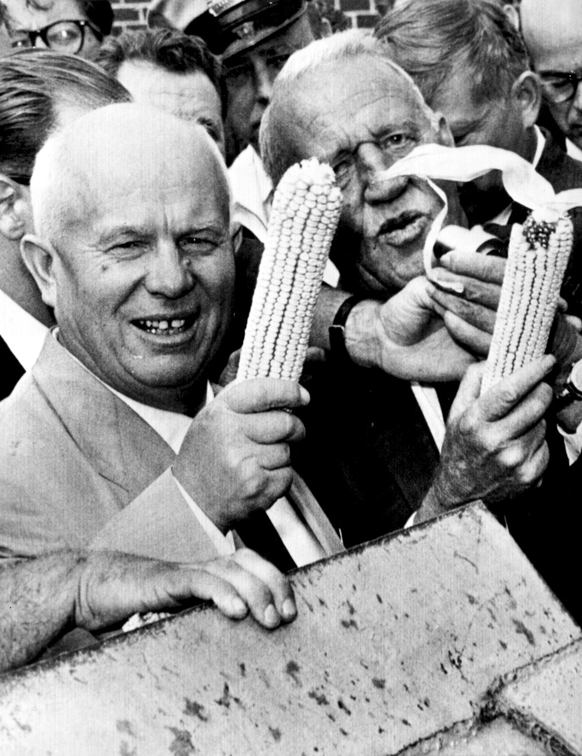 Хрущев стал первым советским лидером, посетившим США. Он побывал в Вашингтоне, Нью-Йорке, Калифорнии и Айове и провел встречи с президентом Дуайтом Эйзенхауэром. Фото: AP Photo
