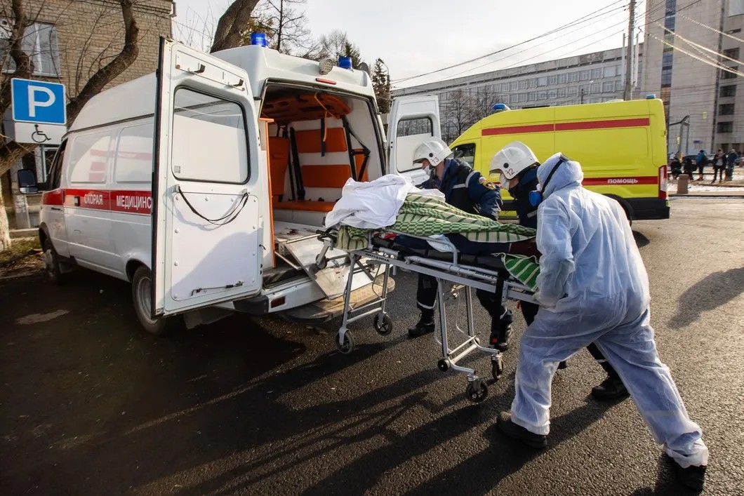 Эвакуация пациентов 2-й городской больницы Челябинска, где из-за разгерметизации кислородного оборудования произошел взрыв. Фото: РИА Новости