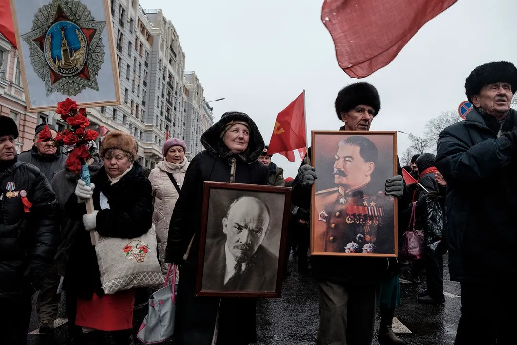 Во время шествия КПРФ, посвященного 99-ой годовщине Октябрьской революции в Москве. Фото: Антон Карлинер/SCHSCHI — специально для «Новой газеты»