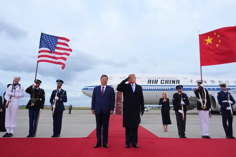 Трамп встречает председателя Си на авиабазе Эндрюс. Официальное фото