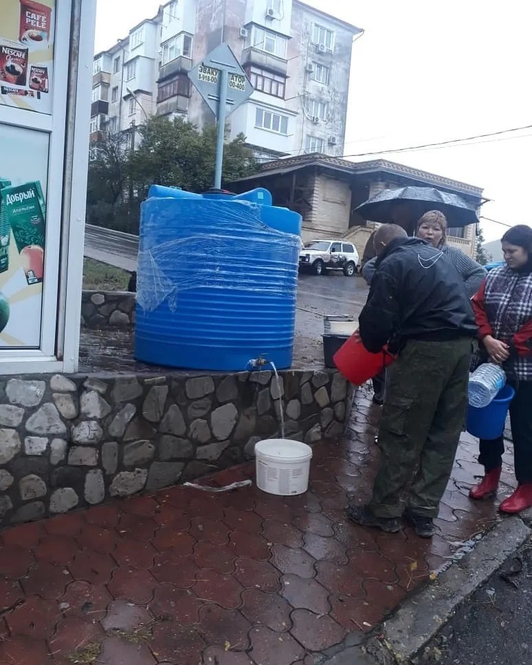 Раздача питьевой воды в Туапсе. Фото: администрация города