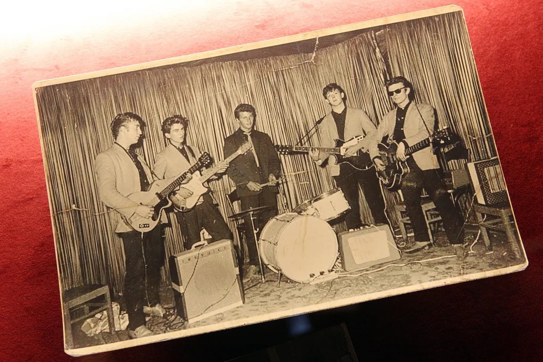 Раритетное фото The Beatles на сцене гамбургского клуба Indra. Слева направо — Джон Леннон, Джордж Харрисон, Пит Бест, Пол Маккартни и Стюарт Сатклифф. Фото: EPA