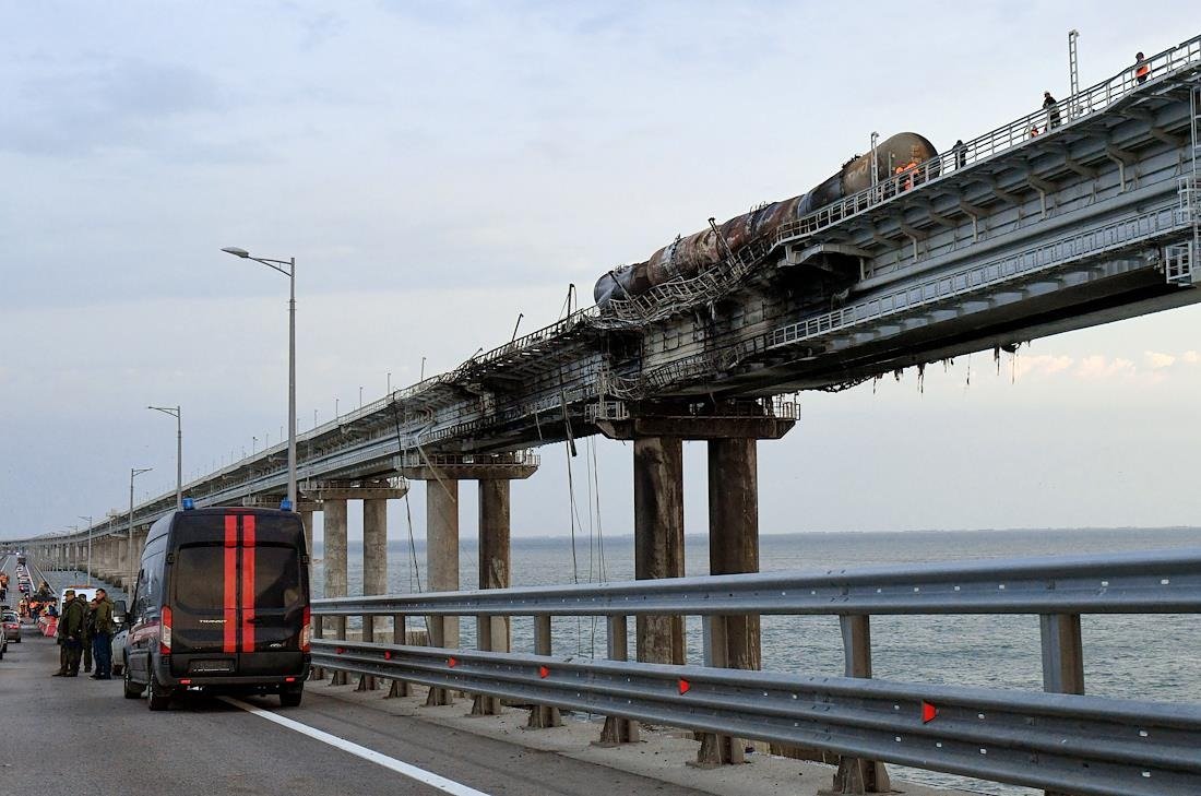 Последствия взрыва на Крымском мосту. Фото: Виктор Коротаев / Коммерсантъ