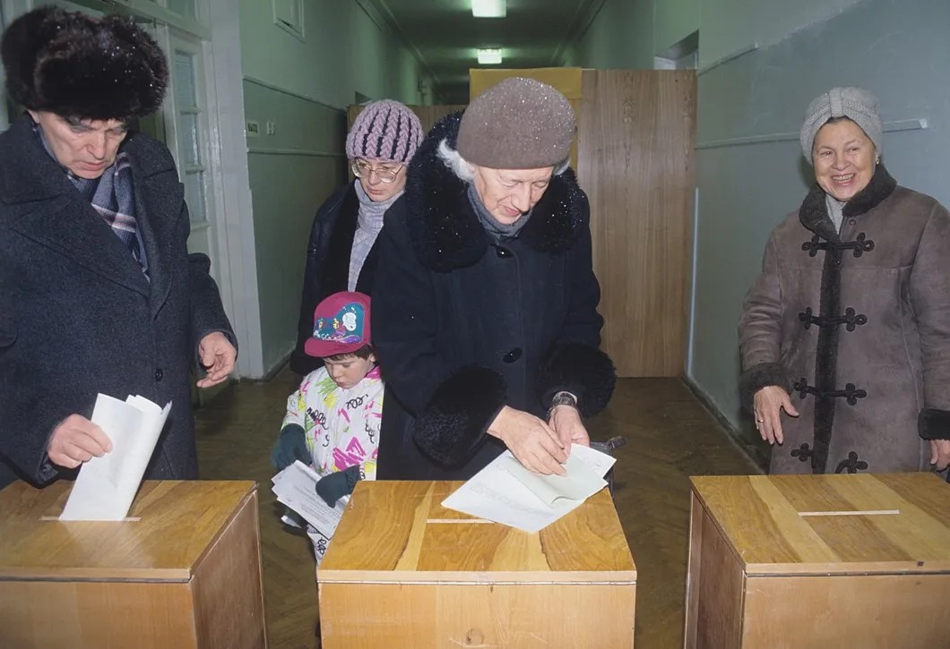 12 декабря 1993 года. Выборы в первую Государственную думу РФ, в Совет Федерации и принятие проекта новой Конституции. Фото: Sputnik