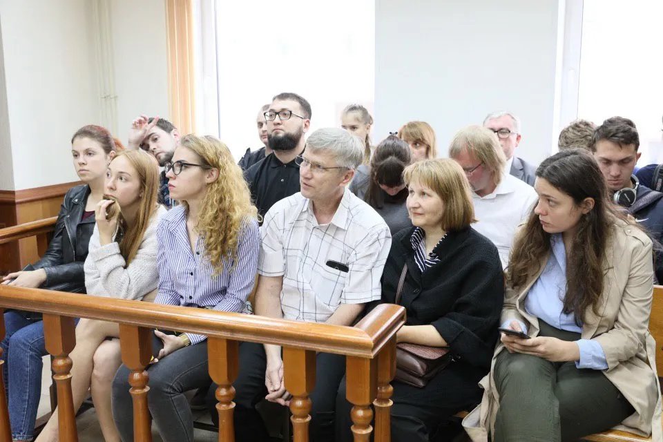 На переднем плане в центре — родители Абаничева. Фото: Влад Докшин / «Новая газета