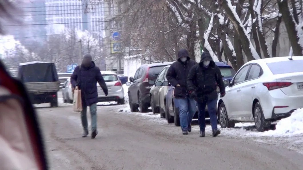 Неизвестные в масках скоро заберут Камалова и увезут в неизвестном направлении. Скриншот с видео, предоставленного адвокатом