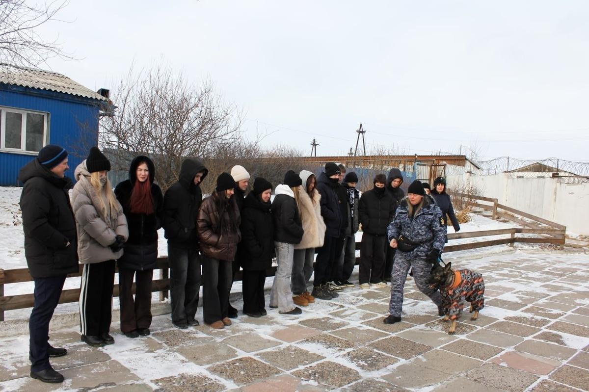 В гостях в ИК-31 ученики профильного класса ГУФСИН красноярской школы № 156. Фото: ГУФСИН