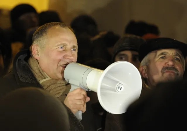 18 декабря 2010 года. Николай Статкевич на стихийном митинге оппозиции, который кончится массовыми задержаниями, а для самого Статкевича — тюрьмой. Фото: РИА Новости