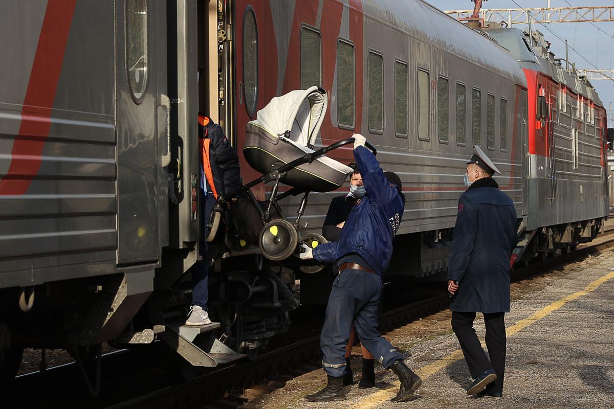 Поезд с беженцами отправляется из Ростовской области. Фото: Эрик Романенко / ТАСС