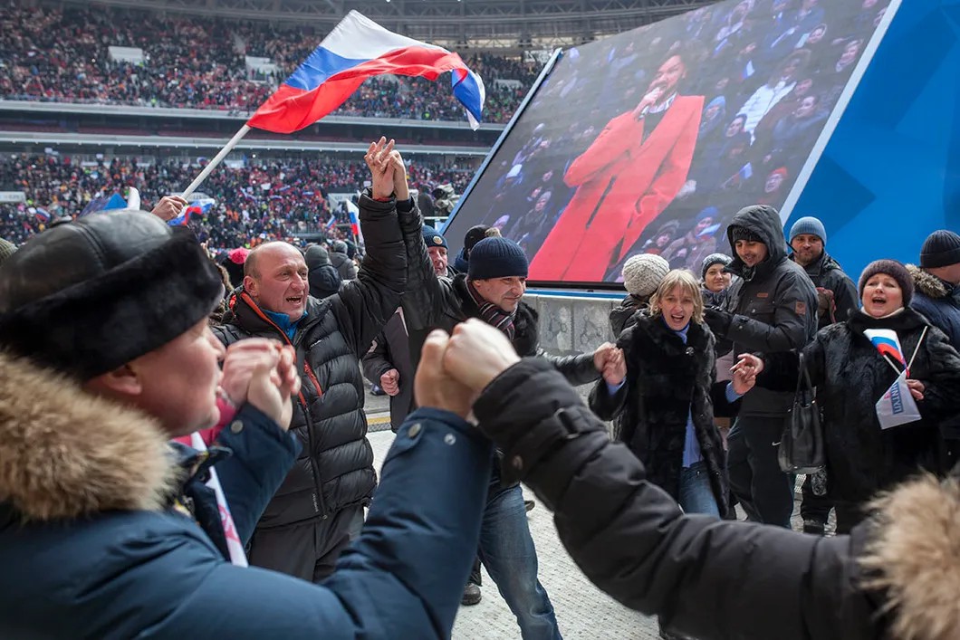 Участники митинга танцуют под песню Филиппа Киркорова. Фото: Влад Докшин / «Новая газета»