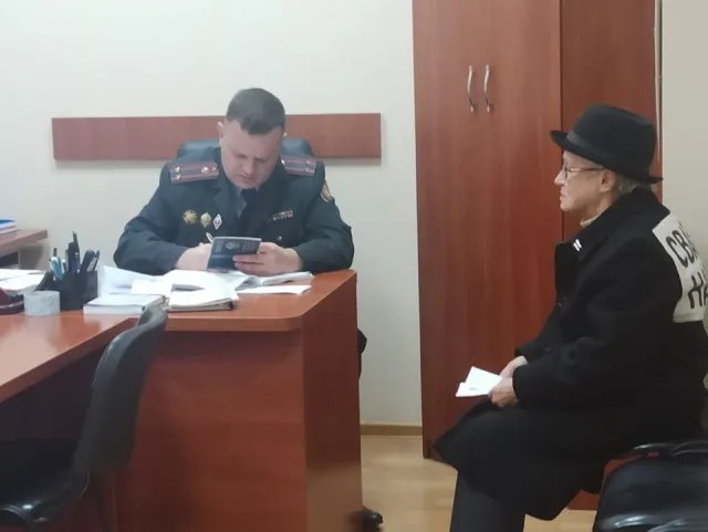 Милиция регистрирует заявление Нины Багинской из-за украденного флага. Фото: Ольга Ивашенко