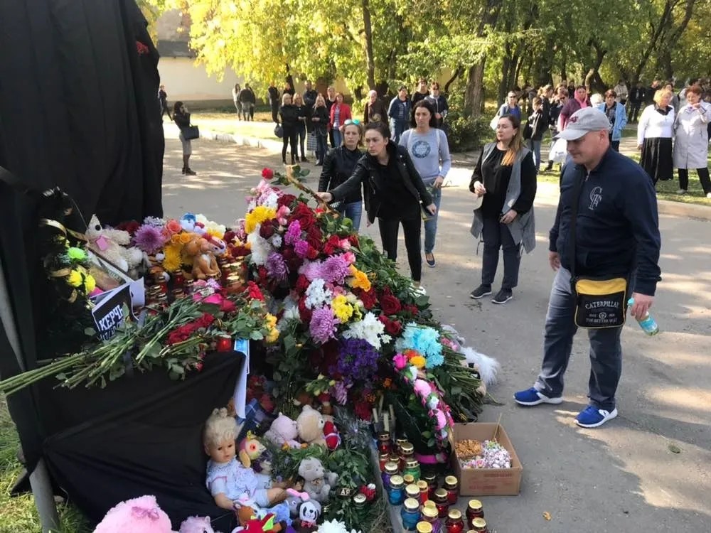 Народный мемориал на месте массового убийства в Керчи.Фото: Алексей Кожедуб — специально для «Новой»