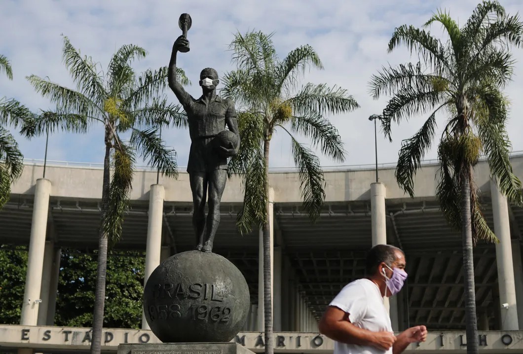Медицинская маска на памятнике бразильскому футболисту Идералду Беллини у стадиона «Маракана» в Рио-де-Жанейро. Фото: Reuters