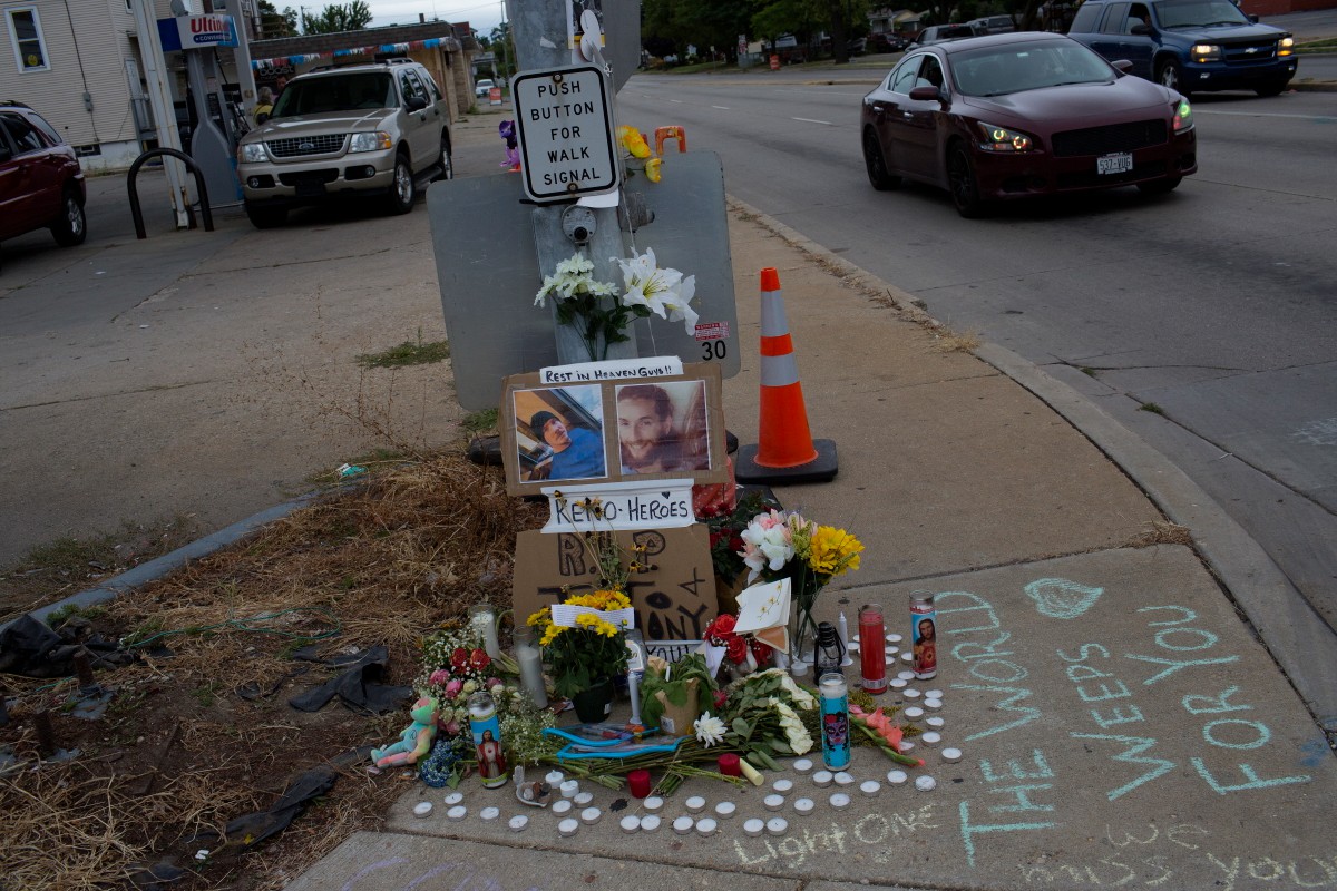 «Покойтесь с миром, парни». Мемориал на месте гибели Джозефа Розенбаума и Энтони Хубера, застреленных Риттенхаусом в Кеноше во время массовой акции сторонников движения BLM. Фото: Andrew Lichtenstein / Corbis / Getty Images