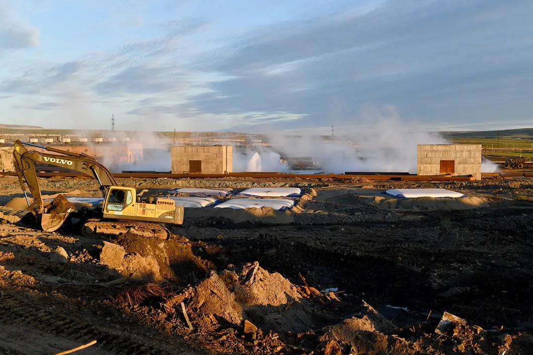 Cleaning up soil contaminated with diesel fuel near HPP-3. Photo: Yuri Kozyrev, Novaya Gazeta